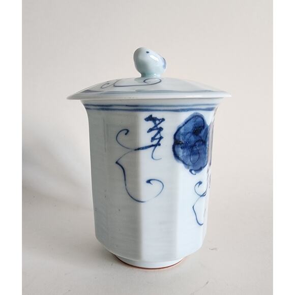 Hasami Ware Issei Kiln Lidded Mug with Bird Handle – Blue Grapes Design, Japan - Picture 5 of 9